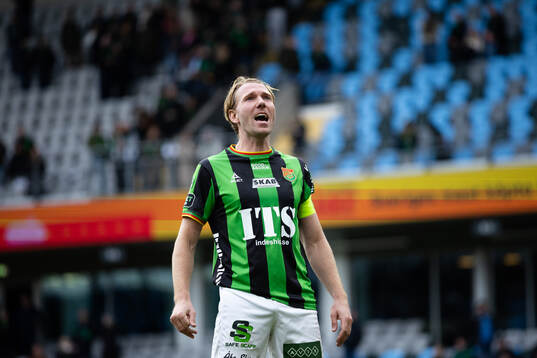 GAIS lagkapten August Wängberg håller i segersång