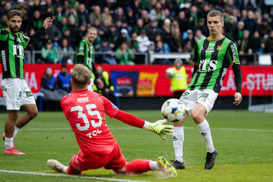 GAIS Lucas Hedlund och Djurgårdens målvakt Jacob Rinne