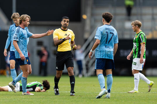 Domare Mohammed Al-Hakim ger Djurgårdens Mikael Anderson