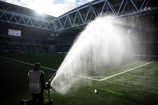 Planen vattnas på 3 Arena