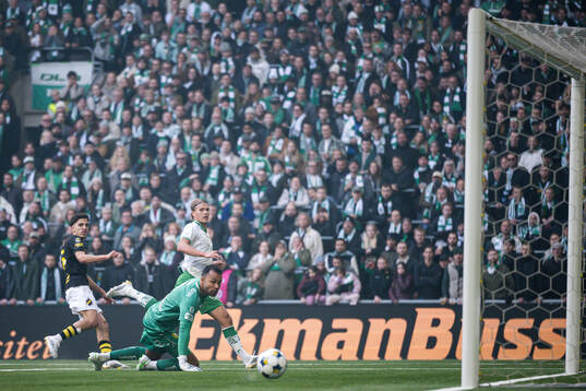 AIKs Taha Ayari och Hammarbys målvakt Warner Hahn