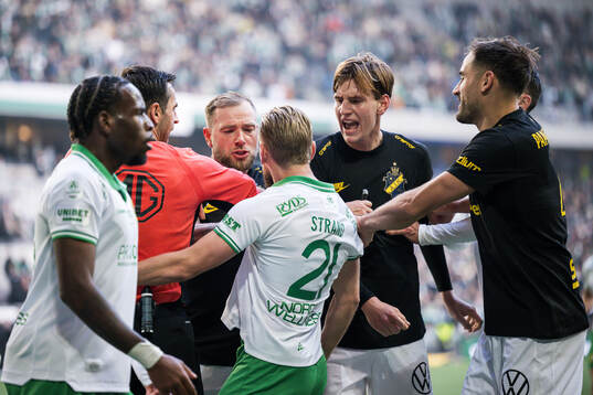 Irriterat mellan AIKs John Guidetti och Hammarbys Simon