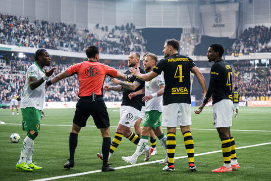Irriterat mellan AIKs John Guidetti och Sotirios