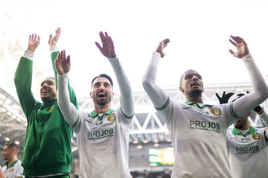 Hammarbys Nahir Besara och Paulos Abraham jublar