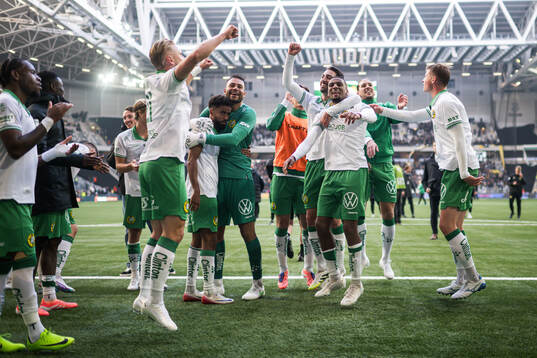 Hammarbys Nahir Besara och Paulos Abraham jublar