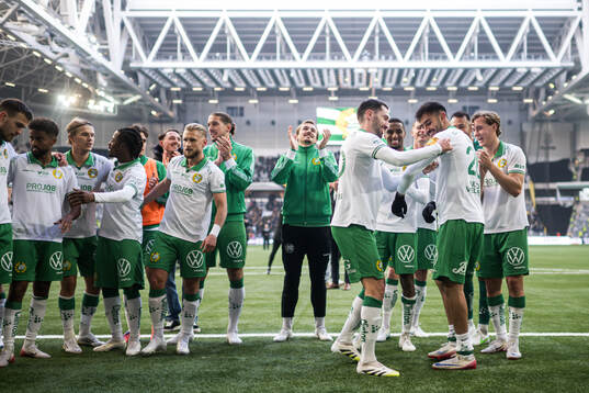 Hammarbys Nahir Besara och Montader Madjed jublar