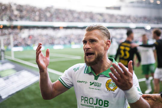 Hammarbys Simon Strand jublar