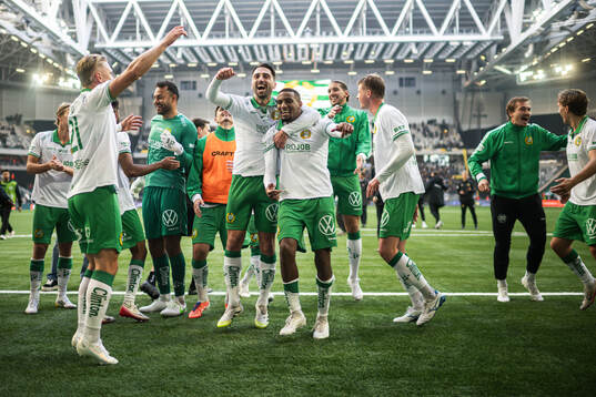 Hammarbys Nahir Besara och Paulos Abraham jublar
