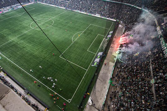 Hammarbys spelare jublar med Montader Madjed