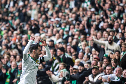 Hammarbys Nahir Besara manar på sina supportrar