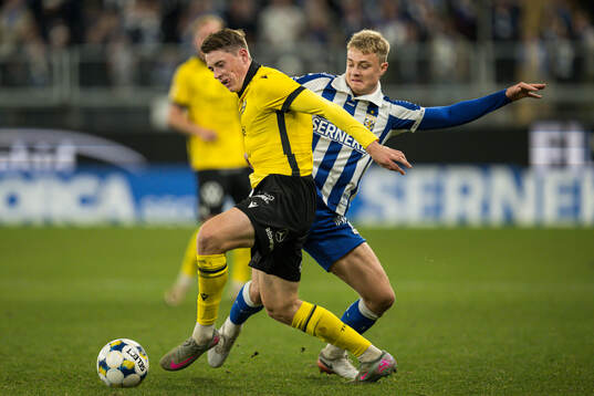 Mjällbys Elliot Stroud och IFK Göteborgs David Kruse
