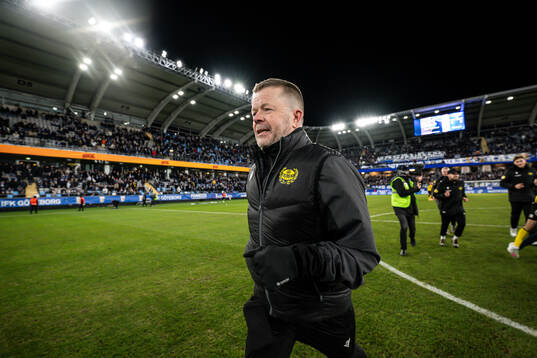 Mjällbys tränare Anders Torstensson jublar