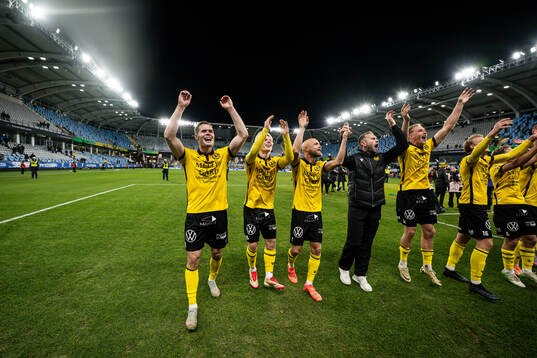 Mjällbys Jacob Bergström jublar med lagkamrater