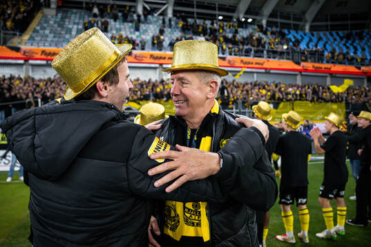 Mjällbys sportchef Hasse Larsson jublar