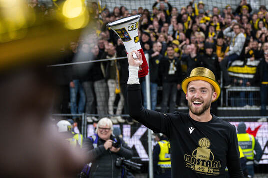 Mjällbys målvakt Noel Törnqvist jublar