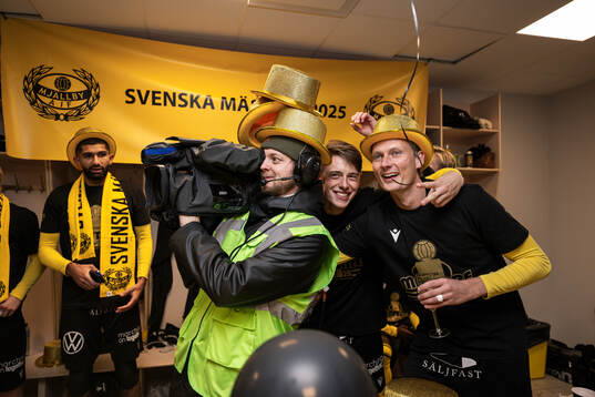 Mjällbys Elliot Stroud och Alexander Johansson jublar med