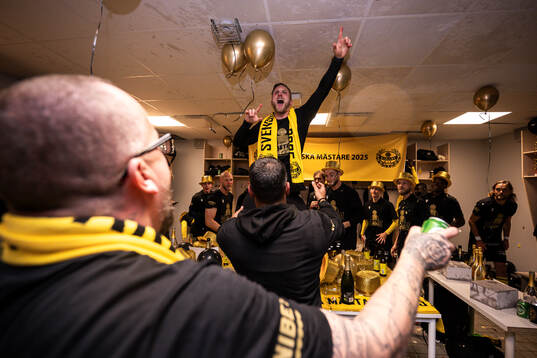 Mjällby fysioterapeut Filip Lundgårdh jublar i