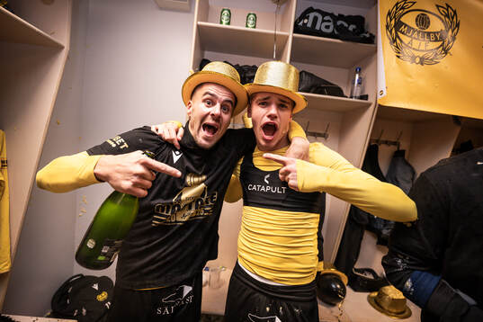 Mjällbys Jesper Gustavsson och Jeppe Kjaer jublar i