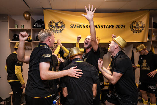 Mjällbys spelare jublar i omklädningsrummet
