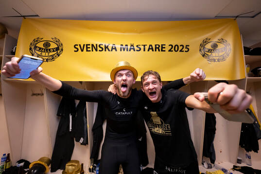 Mjällbys målvakt Noel Törnqvist och Ludvig Tidstrand