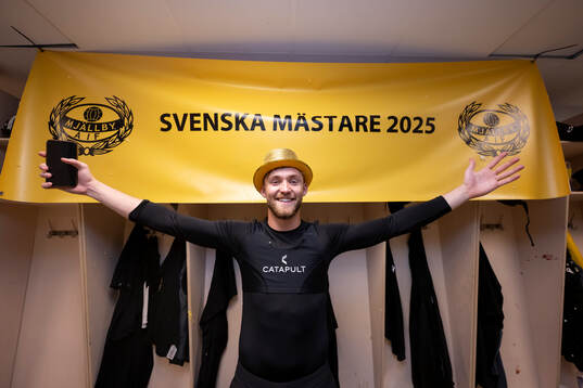 Mjällbys målvakt Noel Törnqvist jublar
