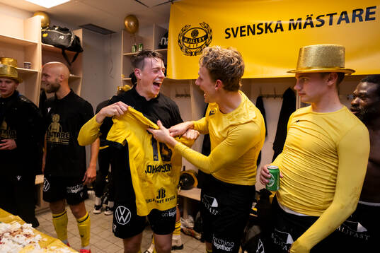 Mjällbys Elliot Stroud och Alexander Johansson jublar