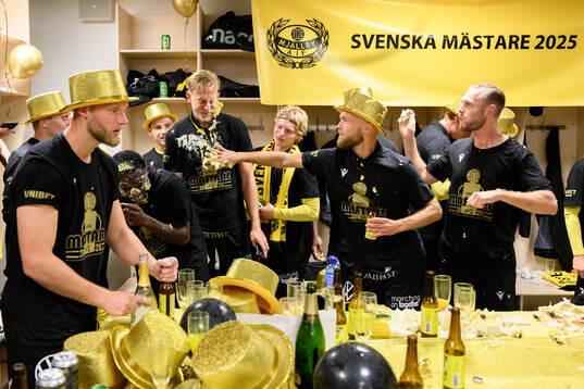 Mjällbys Herman Johansson och Viktor Gustafson jublar