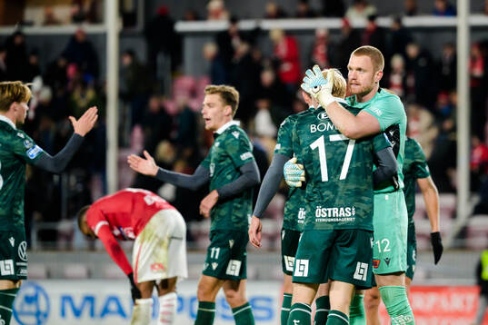 Halmstads André Boman och målvakt Tim Erlandsson jublar