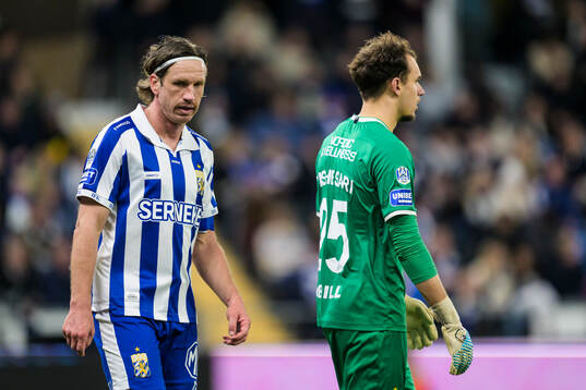 IFK Göteborgs Gustav Svensson och målvakt Elis Bishesari