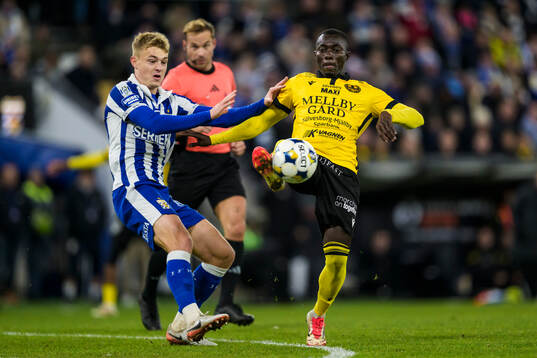 IFK Göteborgs David Kruse och Mjällbys Abdoulie Manneh