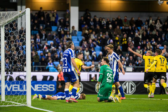 IFK Göteborgs Gustav Svensson,  målvakt Elis Bishesari