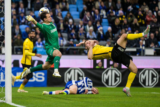 IFK Göteborgs målvakt Elis Bishesari släpper in 0-1 av