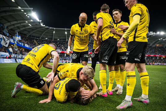 Mjällbys Tom Pettersson jublar med lagkamrater