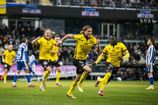 Mjällbys Tom Pettersson jublar med lagkamrater