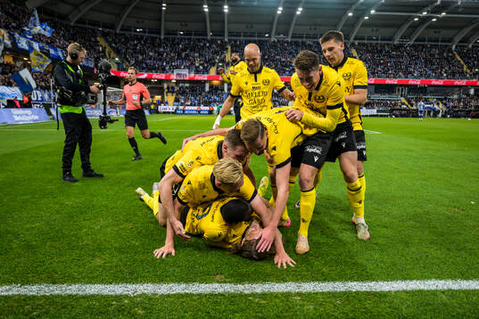 Mjällbys Tom Pettersson jublar med lagkamrater