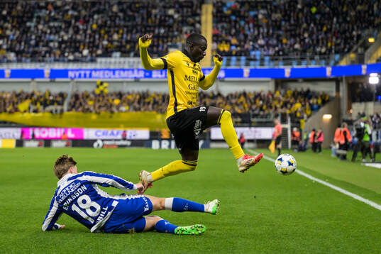 IFK Göteborgs Felix Eriksson och Mjällbys Abdoulie Manneh