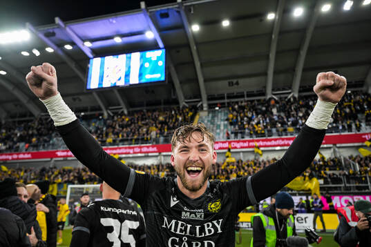 Mjällbys målvakt Noel Törnqvist jublar