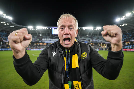 Mjällbys sportchef Hasse Larsson jublar