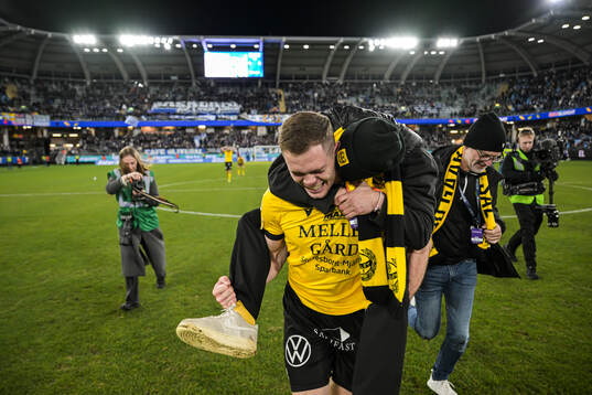 Mjällbys Jacob Bergström jublar och klubbdirektör Jacob