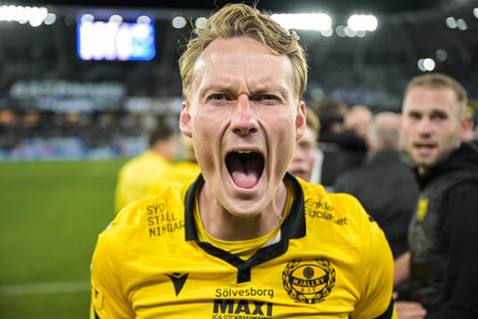 Mjällbys Herman Johansson jublar