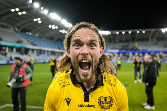 Mjällbys Tom Pettersson jublar