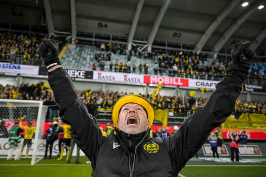 Mjällbys tränare Anders Torstensson jublar