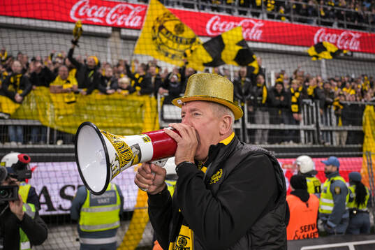 Mjällbys sportchef Hasse Larsson jublar