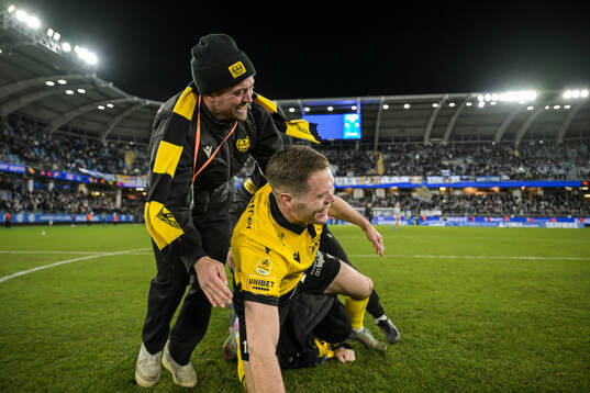 Mjällbys Jacob Bergström jublar med Jacob Lennartsson