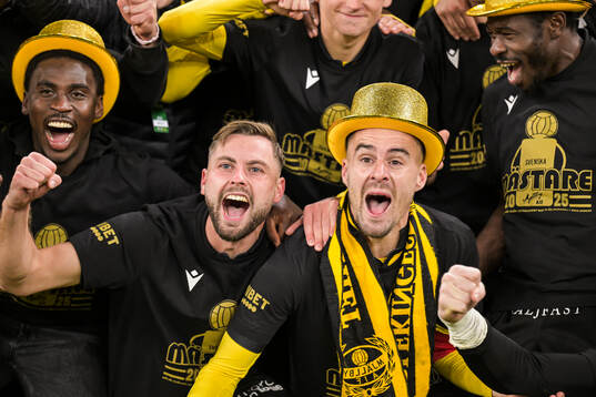 Mjällbys Axel Norén och Jesper Gustavsson jublar