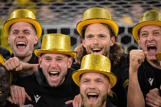 Mjällbys Jacob Bergström och Tom Pettersson jublar