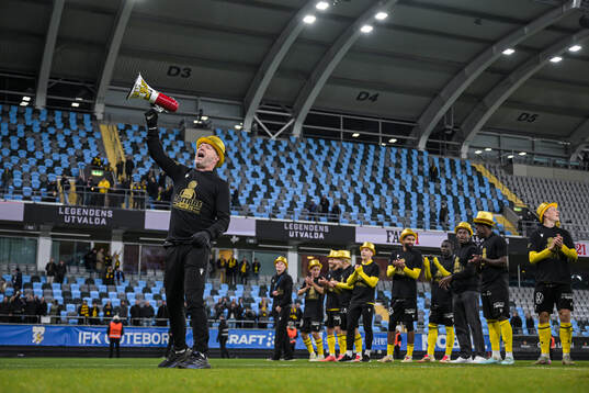 Mjällbys tränare Anders Torstensson jublar