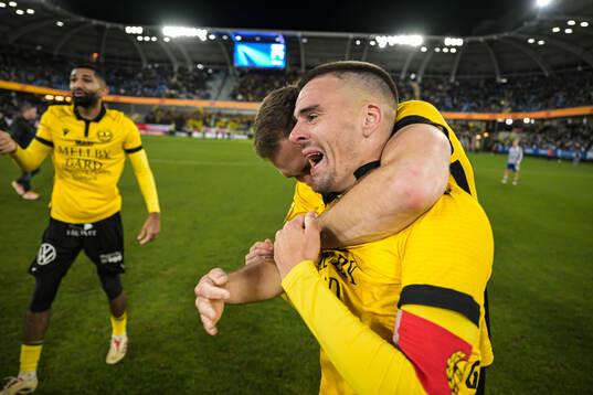 Mjällbys Jacob Bergström och Jesper Gustavsson jublar
