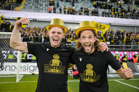 Mjällbys Jacob Bergström och Tom Pettersson jublar
