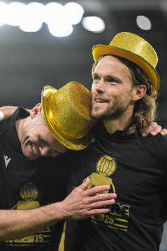 Mjällbys Jacob Bergström och Tom Pettersson jublar